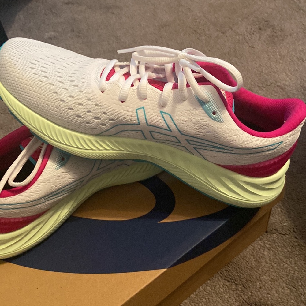 NEW! Womens ASICS Gel Excite 8